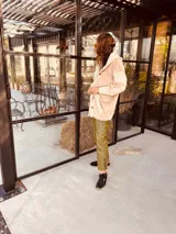 Pantalón slouchy de cuero ovino color verde oliva, corte mom fit con tiro semi alto y tajos inferiores.