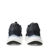 Championes deportivos Umbro modelo Pure Step, color azul marino con detalles en blanco. Presentan una capellada de tejido mesh transpirable, logo de la marca en el lateral y una entresuela con tecnología de amortiguación visible en el talón.