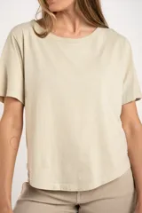 Remera de manga corta y cuello redondo, color arena, con calce al cuerpo.