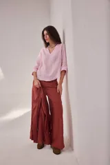 Blusa de lino color rosado, con escote en V, mangas tres cuartos y ruedo curvo.