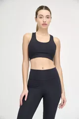 Top deportivo negro con escote redondo y espalda deportiva.