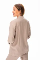 Blazer color camel de corte entallado, con terminaciones impecables y textura suave.