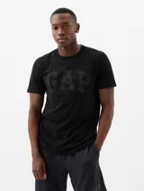 Remera de algodón negra con cuello redondo, mangas cortas y logo de la marca estampado en el frente en tono sobre tono.