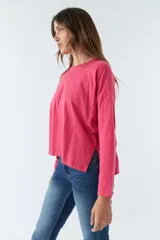 Remera celeste de algodón, de manga larga y cuello redondo.