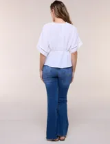 Blusa blanca de poliéster con textura crepada, escote en V con detalles de puntilla, mangas cortas amplias estilo kimono y diseño semi entallado bajo el busto con faldón suelto.