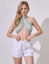 Short blanco de jean tencel con pretina ancha elastizada, lazo de ajuste, bolsillos delanteros y traseros, y ruedo desflecado.