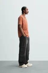 Remera color arena de corte recto, cuello redondo y mangas cortas.