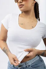 Remera de manga corta color marrón, con escote redondo y tejido acanalado.