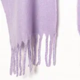 Mantón lila de textura suave y abrigada, con flecos en los extremos.