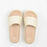 Sandalias O'Neill modelo Ace, tipo chancla de plataforma con tira ancha en color beige claro y suela anatómica.