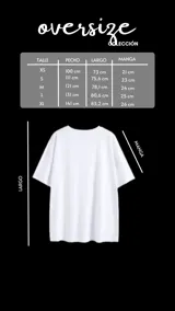 Remera oversize de color beige con estampa tipográfica pequeña en el pecho y diseño de manga corta.