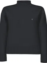 Sweater negro de punto de algodón orgánico con cuello alto y logo CK bordado en el pecho.