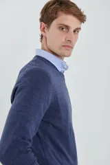 Sweater amarillo de tejido suave tipo cashmere, con escote en V.