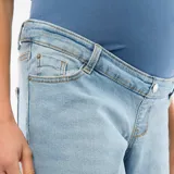 Jean de maternidad con corte wide leg, tiro alto y diseño de cinco bolsillos, confeccionado en denim de lavado claro.
