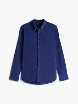 Camisa de manga larga confeccionada en algodón regenerativo con tejido de pana. Presenta un diseño estampado, cuello con botones y cierre frontal abotonado. Incluye el logo de la marca bordado en el pecho.