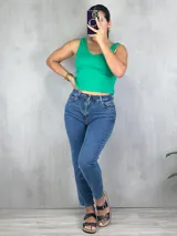 Pantalón de jean azul de corte mom, tiro alto y largo al tobillo.