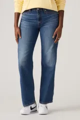 Jean azul de corte recto y tiro alto, con lavado medio y efecto desgastado en los muslos.