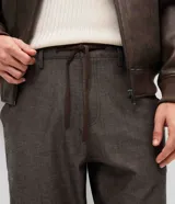 Pantalón masculino relaxed en oxford de algodón blanco, con bolsillos delanteros y traseros, cintura con trabillas y cordón de ajuste.