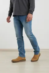 Pantalón de jean azul oscuro, corte recto, con bolsillos delanteros y traseros.