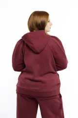 Campera deportiva oversize con capucha, cierre metálico frontal y bolsillos laterales. Presenta mangas raglán con volumen pronunciado y puños largos acanalados. Confeccionada en felpa de algodón, con cordones regulables a tono y terminaciones metálicas.