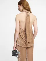 Top halter de terciopelo color marrón, con cuello alto que se anuda en la espalda.