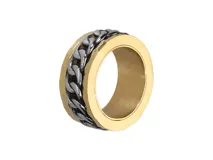 Anillo dorado con banda central giratoria de eslabones plateados.