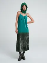 Vestido largo de breteles finos, confeccionado en terciopelo con degradé de color en el bajo.