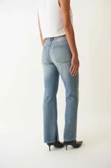 Jean recto de denim 100% algodón, color celeste claro con efecto desgastado. Presenta tiro alto, trabillas para cinturón y bolsillos delanteros y traseros.