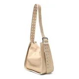 Cartera de cuero color taupe con diseño estructurado, correa ancha ajustable con ojales metálicos decorativos y placa metálica con logo en el frente.