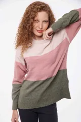 Buzo celeste de tejido de punto con bloques de color en celeste, azul y beige.