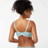 Sujetador de encaje celeste con estampado de flores pequeñas en tonos rosa, amarillo y verde. Tiene copas con aros y breteles regulables.