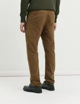 Pantalon de corte clasico en color azul, confeccionado en algodon, con bolsillos delanteros inclinados y bolsillos traseros de ribete.