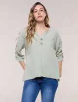 Blusa Erika de algodón con estampado de rayas en tonos azules, rosados y amarillos. Presenta cuello redondo con escote en V y botones frontales, mangas cortas decoradas con una fila de botones en los laterales y dobladillo asimétrico.