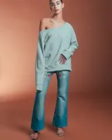 Buzo gris de friza de algodón con bordado rosa en el frente, de corte holgado y mangas largas.