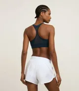 Short deportivo modelo runner de corte holgado, con cintura elástica ancha y bajo redondeado. Confeccionado en tejido técnico de secado rápido, ideal para actividades físicas.