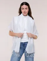 Pashmina de caída fluida color plateado, con hilos metalizados que forman líneas horizontales y terminación con flecos en los extremos.