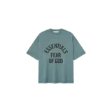 Remera de manga corta Fear of God Essentials, de color verde con efecto lavado y corte oversize. Cuenta con cuello redondo y el logotipo de la marca estampado en el pecho con efecto texturizado.
