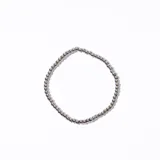 Pulsera elástica con cuentas redondas plateadas.