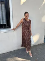 Vestido largo azul marino de manga corta, con cuello redondo y textura acanalada.