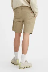 Bermuda color beige de corte chino, con tiro medio y calce recto.