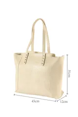 Cartera tipo tote bag de cuero sintético con relieve tipo cocodrilo, color bordó, con doble asa de hombro y detalles de tachas metálicas doradas en la base de las asas.
