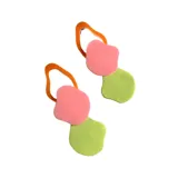 Par de aros colgantes con formas geométricas irregulares en color naranja, rosa y verde.