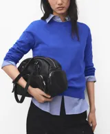 Jersey de punto fino de corte recto, color azul, con cuello redondo y manga larga.
