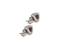Aros de plata 925 con diseño triangular y circonia central color granate.