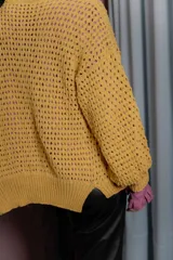 Saco tejido de punto abierto en color amarillo mostaza, con diseño de mangas amplias y corte holgado.