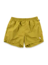 Short de baño color verde mostaza con cintura elástica y logo bordado en blanco en la parte inferior delantera.