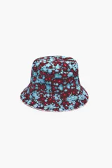 Gorro tipo bucket de algodón con estampado floral en tonos azul, rojo y marrón.