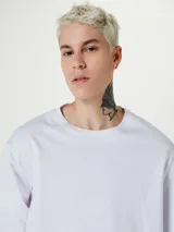 Camiseta blanca de algodón de manga larga y cuello redondo.