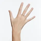 Anillo de banda plateada con hilera de piedras blancas talla marquise.