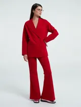 Blazer sastrero rojo con solapa en delantera y doble botonadura.